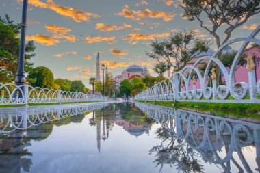 Ayasofya, günbatımında İstanbul 'un tarihi bir simgesidir. Türk Camii 'nin panoramik manzarası. Ayasofya Bizans İmparatorluğu 'nun en büyük Hristiyan tapınağıydı..