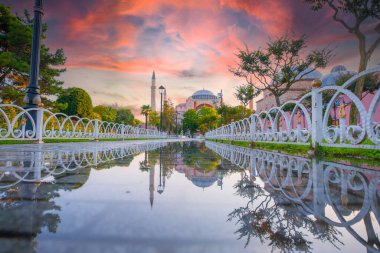 Ayasofya, günbatımında İstanbul 'un tarihi bir simgesidir. Türk Camii 'nin panoramik manzarası. Ayasofya Bizans İmparatorluğu 'nun en büyük Hristiyan tapınağıydı..