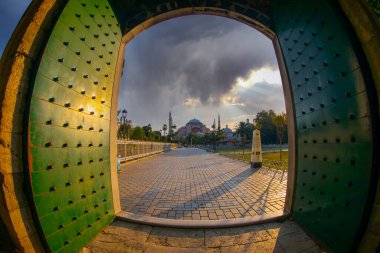 Ayasofya, günbatımında İstanbul 'un tarihi bir simgesidir. Türk Camii 'nin panoramik manzarası. Ayasofya Bizans İmparatorluğu 'nun en büyük Hristiyan tapınağıydı..
