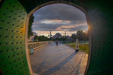 Ayasofya, günbatımında İstanbul 'un tarihi bir simgesidir. Türk Camii 'nin panoramik manzarası. Ayasofya Bizans İmparatorluğu 'nun en büyük Hristiyan tapınağıydı..