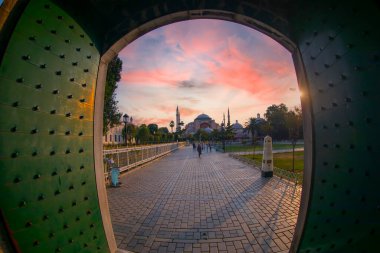 Ayasofya, günbatımında İstanbul 'un tarihi bir simgesidir. Türk Camii 'nin panoramik manzarası. Ayasofya Bizans İmparatorluğu 'nun en büyük Hristiyan tapınağıydı..