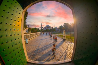 Ayasofya, günbatımında İstanbul 'un tarihi bir simgesidir. Türk Camii 'nin panoramik manzarası. Ayasofya Bizans İmparatorluğu 'nun en büyük Hristiyan tapınağıydı..