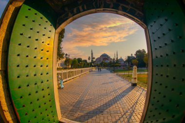 Ayasofya, günbatımında İstanbul 'un tarihi bir simgesidir. Türk Camii 'nin panoramik manzarası. Ayasofya Bizans İmparatorluğu 'nun en büyük Hristiyan tapınağıydı..