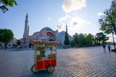 Ayasofya, günbatımında İstanbul 'un tarihi bir simgesidir. Türk Camii 'nin panoramik manzarası. Ayasofya Bizans İmparatorluğu 'nun en büyük Hristiyan tapınağıydı..