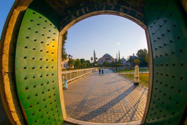 Ayasofya, günbatımında İstanbul 'un tarihi bir simgesidir. Türk Camii 'nin panoramik manzarası. Ayasofya Bizans İmparatorluğu 'nun en büyük Hristiyan tapınağıydı..