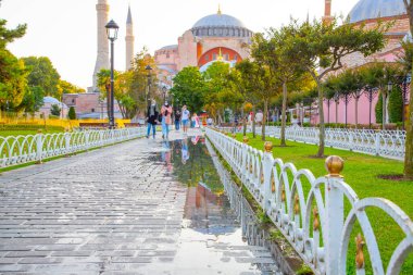 Ayasofya, günbatımında İstanbul 'un tarihi bir simgesidir. Türk Camii 'nin panoramik manzarası. Ayasofya Bizans İmparatorluğu 'nun en büyük Hristiyan tapınağıydı..
