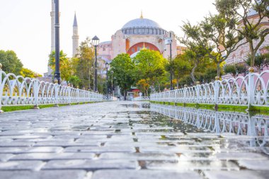 Ayasofya, günbatımında İstanbul 'un tarihi bir simgesidir. Türk Camii 'nin panoramik manzarası. Ayasofya Bizans İmparatorluğu 'nun en büyük Hristiyan tapınağıydı..