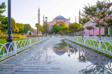 Ayasofya, günbatımında İstanbul 'un tarihi bir simgesidir. Türk Camii 'nin panoramik manzarası. Ayasofya Bizans İmparatorluğu 'nun en büyük Hristiyan tapınağıydı..