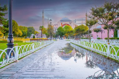 Ayasofya, günbatımında İstanbul 'un tarihi bir simgesidir. Türk Camii 'nin panoramik manzarası. Ayasofya Bizans İmparatorluğu 'nun en büyük Hristiyan tapınağıydı..