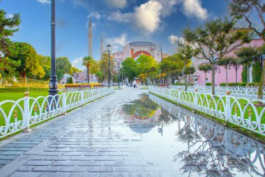 Ayasofya, günbatımında İstanbul 'un tarihi bir simgesidir. Türk Camii 'nin panoramik manzarası. Ayasofya Bizans İmparatorluğu 'nun en büyük Hristiyan tapınağıydı..