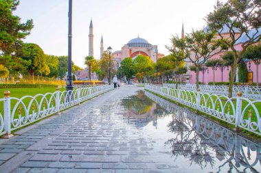 Ayasofya, günbatımında İstanbul 'un tarihi bir simgesidir. Türk Camii 'nin panoramik manzarası. Ayasofya Bizans İmparatorluğu 'nun en büyük Hristiyan tapınağıydı..