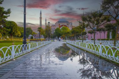 Ayasofya, günbatımında İstanbul 'un tarihi bir simgesidir. Türk Camii 'nin panoramik manzarası. Ayasofya Bizans İmparatorluğu 'nun en büyük Hristiyan tapınağıydı..