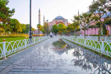 Ayasofya, günbatımında İstanbul 'un tarihi bir simgesidir. Türk Camii 'nin panoramik manzarası. Ayasofya Bizans İmparatorluğu 'nun en büyük Hristiyan tapınağıydı..