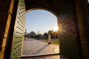 Ayasofya, günbatımında İstanbul 'un tarihi bir simgesidir. Türk Camii 'nin panoramik manzarası. Ayasofya Bizans İmparatorluğu 'nun en büyük Hristiyan tapınağıydı..