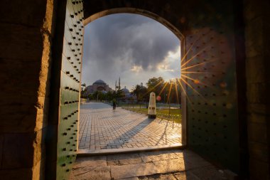 Ayasofya, günbatımında İstanbul 'un tarihi bir simgesidir. Türk Camii 'nin panoramik manzarası. Ayasofya Bizans İmparatorluğu 'nun en büyük Hristiyan tapınağıydı..
