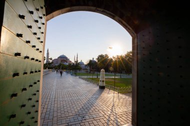 Ayasofya, günbatımında İstanbul 'un tarihi bir simgesidir. Türk Camii 'nin panoramik manzarası. Ayasofya Bizans İmparatorluğu 'nun en büyük Hristiyan tapınağıydı..