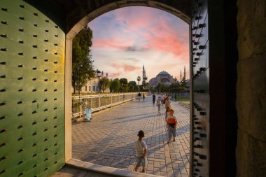 Ayasofya, günbatımında İstanbul 'un tarihi bir simgesidir. Türk Camii 'nin panoramik manzarası. Ayasofya Bizans İmparatorluğu 'nun en büyük Hristiyan tapınağıydı..