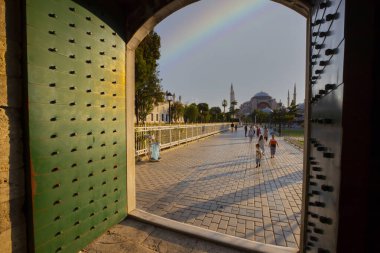 Ayasofya, günbatımında İstanbul 'un tarihi bir simgesidir. Türk Camii 'nin panoramik manzarası. Ayasofya Bizans İmparatorluğu 'nun en büyük Hristiyan tapınağıydı..
