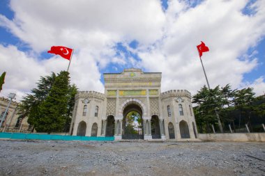 İstanbul Üniversitesi ana kapısı ve Beyazit Meydanı İstanbul manzaralı. İstanbul Üniversitesi Türkiye 'nin önde gelen üniversitelerinden biri..