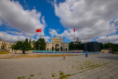İstanbul Üniversitesi ana kapısı ve Beyazit Meydanı İstanbul manzaralı. İstanbul Üniversitesi Türkiye 'nin önde gelen üniversitelerinden biri..