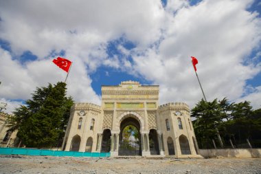 İstanbul Üniversitesi ana kapısı ve Beyazit Meydanı İstanbul manzaralı. İstanbul Üniversitesi Türkiye 'nin önde gelen üniversitelerinden biri..