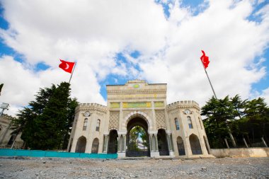 İstanbul Üniversitesi ana kapısı ve Beyazit Meydanı İstanbul manzaralı. İstanbul Üniversitesi Türkiye 'nin önde gelen üniversitelerinden biri..
