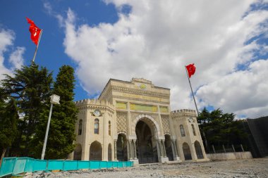 İstanbul Üniversitesi ana kapısı ve Beyazit Meydanı İstanbul manzaralı. İstanbul Üniversitesi Türkiye 'nin önde gelen üniversitelerinden biri..