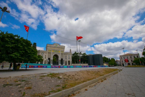 Haupttor Der Universität Istanbul Und Blick Auf Den Beyazit Platz — Stockfoto
