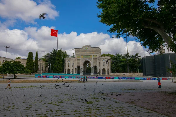 伊斯坦布尔大学正门和碧亚兹特广场的景观在伊斯坦布尔 伊斯坦布尔大学是土耳其主要大学的验尸官 — 图库照片