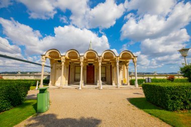 Boğazın kıyısındaki Beylerbeyi Sarayı - İstanbul, Türkiye