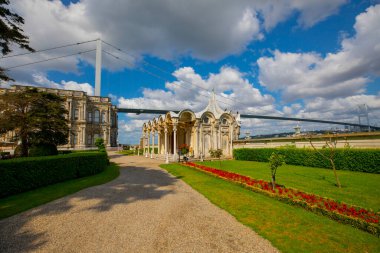 Boğazın kıyısındaki Beylerbeyi Sarayı - İstanbul, Türkiye