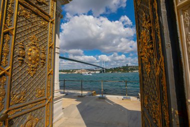 Boğazın kıyısındaki Beylerbeyi Sarayı - İstanbul, Türkiye