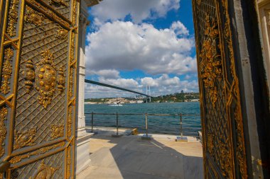 Boğazın kıyısındaki Beylerbeyi Sarayı - İstanbul, Türkiye