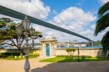 Boğazın kıyısındaki Beylerbeyi Sarayı - İstanbul, Türkiye