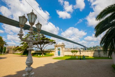 Boğazın kıyısındaki Beylerbeyi Sarayı - İstanbul, Türkiye