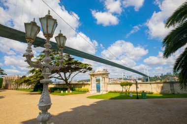 Boğazın kıyısındaki Beylerbeyi Sarayı - İstanbul, Türkiye