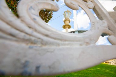 Boğazın kıyısındaki Beylerbeyi Sarayı - İstanbul, Türkiye