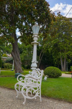 Boğazın kıyısındaki Beylerbeyi Sarayı - İstanbul, Türkiye