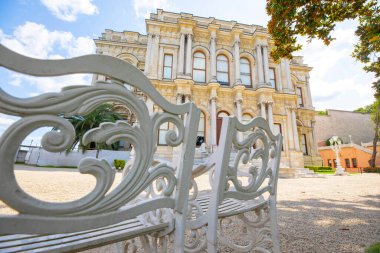 Boğazın kıyısındaki Beylerbeyi Sarayı - İstanbul, Türkiye