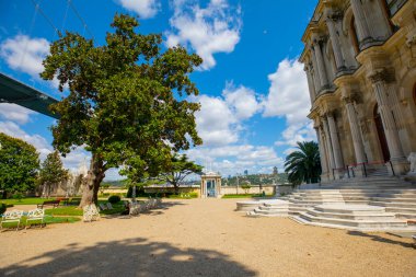 Boğazın kıyısındaki Beylerbeyi Sarayı - İstanbul, Türkiye