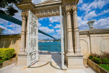 Boğazın kıyısındaki Beylerbeyi Sarayı - İstanbul, Türkiye