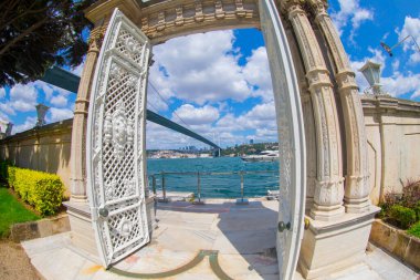 Boğazın kıyısındaki Beylerbeyi Sarayı - İstanbul, Türkiye