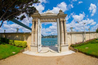 Boğazın kıyısındaki Beylerbeyi Sarayı - İstanbul, Türkiye