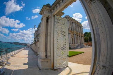 Boğazın kıyısındaki Beylerbeyi Sarayı - İstanbul, Türkiye