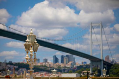 Boğazın kıyısındaki Beylerbeyi Sarayı - İstanbul, Türkiye