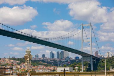 Boğazın kıyısındaki Beylerbeyi Sarayı - İstanbul, Türkiye