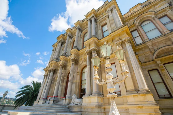 Boğazın kıyısındaki Beylerbeyi Sarayı - İstanbul, Türkiye