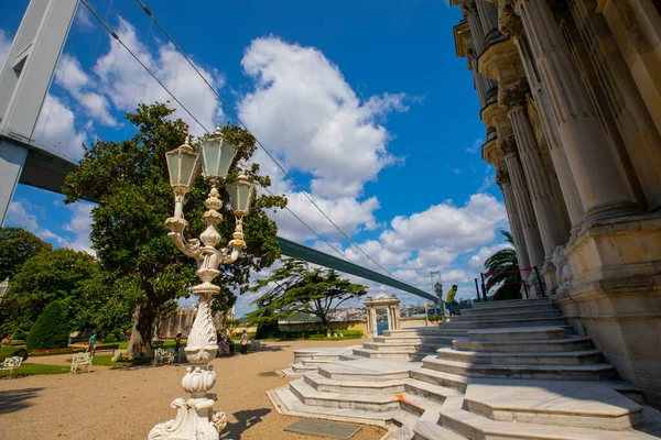 Boğazın kıyısındaki Beylerbeyi Sarayı - İstanbul, Türkiye