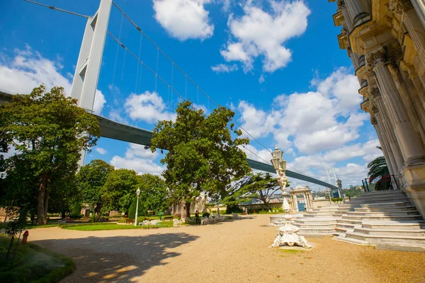 Boğazın kıyısındaki Beylerbeyi Sarayı - İstanbul, Türkiye