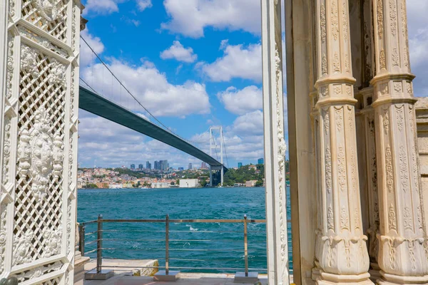 位于土耳其伊斯坦布尔Bosphorus海峡河岸的Beylerbeyi宫 — 图库照片